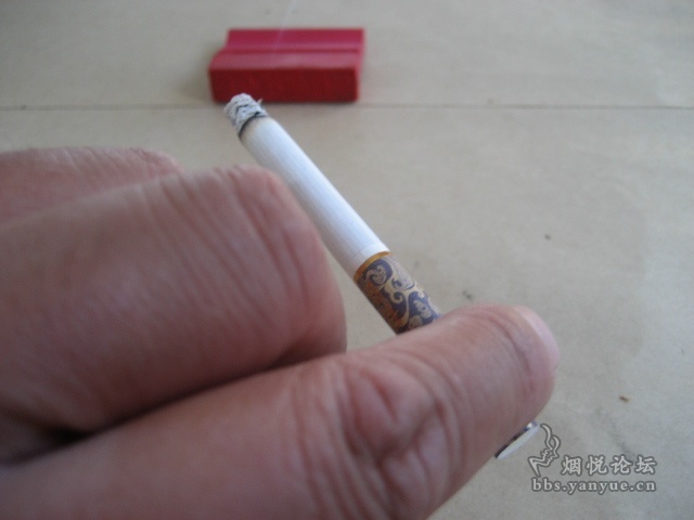 从7种手指夹烟姿势,看烟民抽烟心态 - 香烟漫谈 - 烟悦网论坛