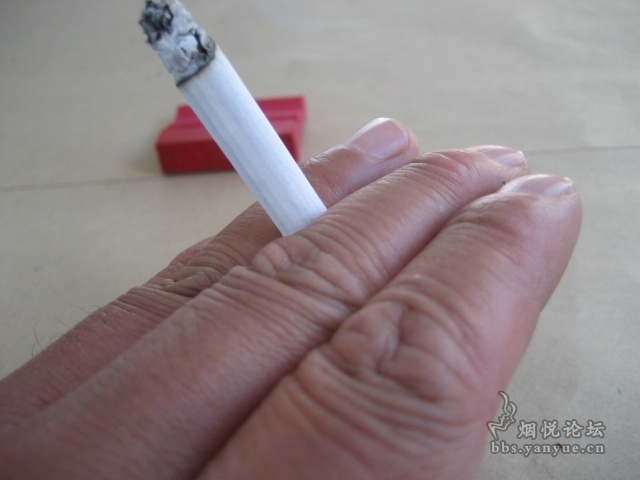 从7种手指夹烟姿势,看烟民抽烟心态 - 香烟漫谈 - 烟悦网论坛