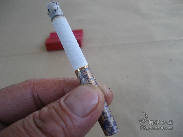 从7种手指夹烟姿势,看烟民抽烟心态 - 香烟漫谈 - 烟悦网论坛