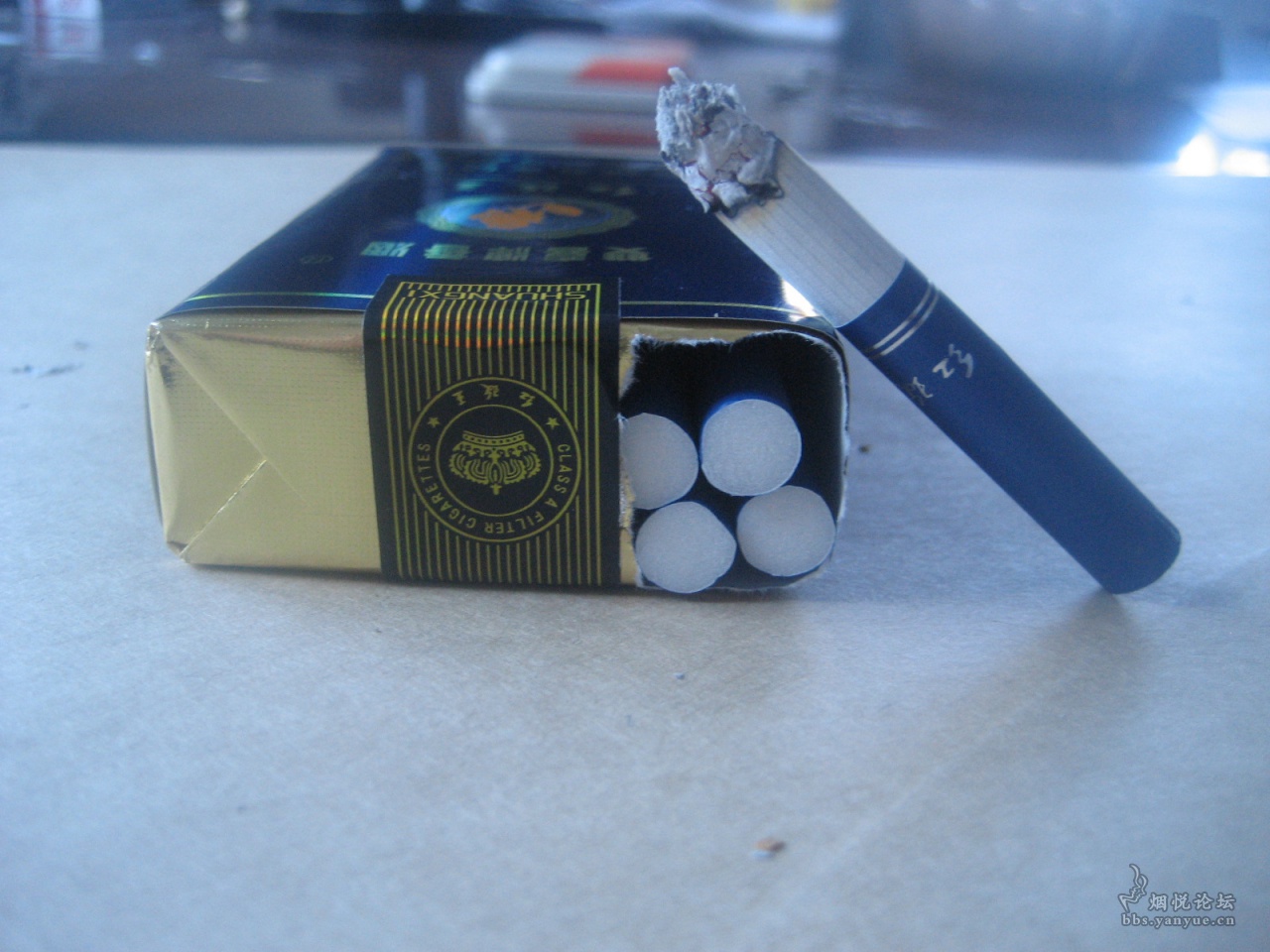 软蓝红玫王上了双喜床清香中柔顺抽后细思量双喜软红玫王香烟欣赏