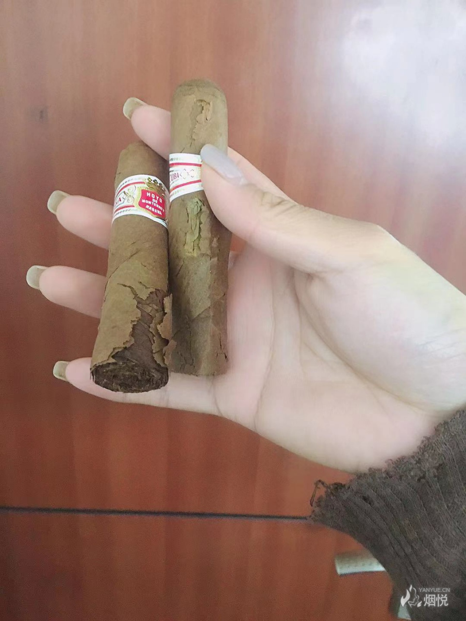 求大佬指教,放在柜里爆了 - 雪茄交流 - 烟悦网论坛