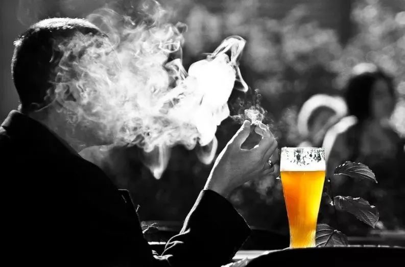 陌生人递过来的烟，该不该吸？ [视点-烟悦网]