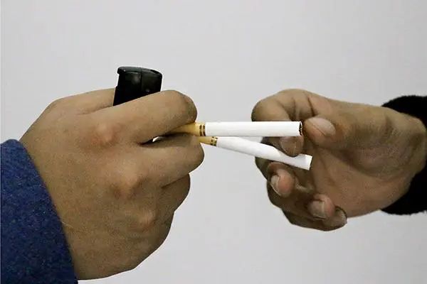 递烟与接烟的礼仪 [视点-烟悦网]