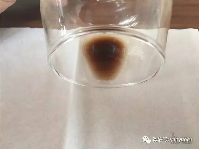 促使啤酒二次发酵，并且提高啤酒的口味，这些棕黑色的沉淀物是正常的。